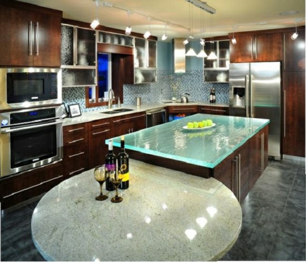 Moderné prostredie kuchyne, sklo, povrch z prírodného kameňa