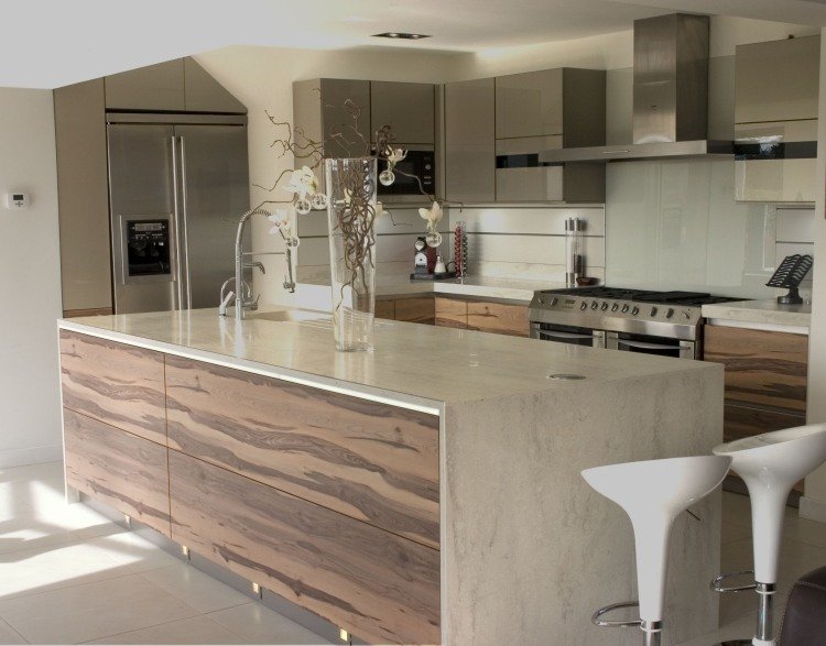 tortové dosky-dizajn-prírodný kameň-optika-travertín-sivá-drevo-čelá skriniek