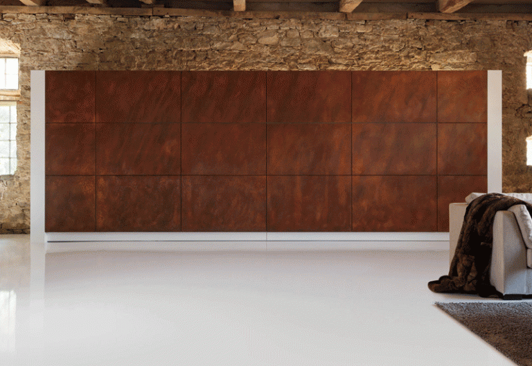 dizajn kuchyne v hnedej farbe otvára moderný štýl