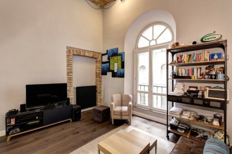 dizajn kuchyne v bielom vysokom lesku policový priemyselný nízky konferenčný stolík