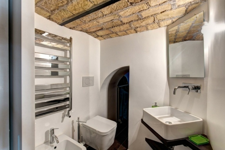 dizajn kuchyne biela vysoko lesklé toaletné rohové zrkadlo kúpeľňový radiátor lesk chróm