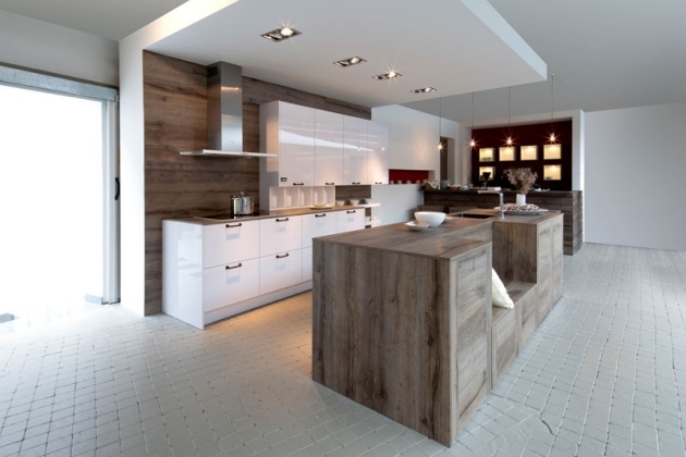 Dizajnové kuchynské drevo a biele lesklé vintage skrinky akcentové osvetlenie Trendy v kuchyni drevo a biele lesklé vintage skrinky akcentové osvetlenie