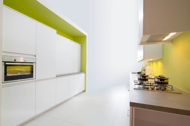 Lesklá povrchová úprava-kuchynské povrchy-žltkasté nuansy-zariadenie stien Lesklý povrch-kuchynské linky drevené povrchy-nažltlé nuansy