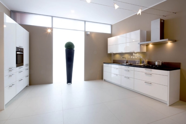 Vstavané kuchynské moduly-biele drevo-vysoko kvalitný dizajn Vstavané kuchynské moduly-biele drevo-vysoko kvalitné dizajnové riešenie zariadenia