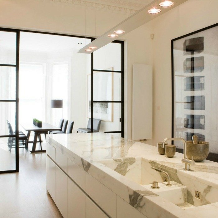 biely mramor luxusný vzor kuchynského drezu sivý