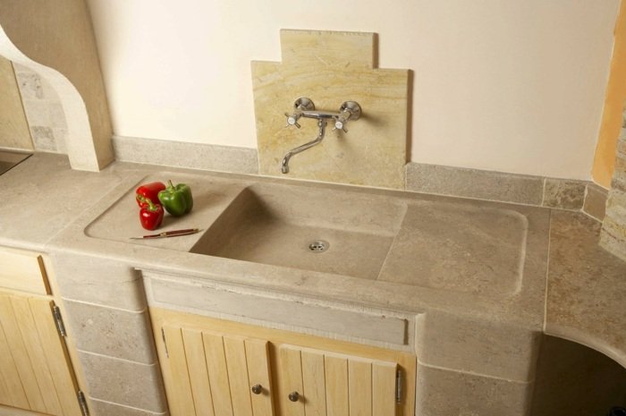 prírodný kameň svetlý kuchynský drez skrinka drevo