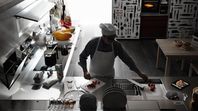 Riešenie nábytku z nerezovej ocele, kuchynský blok a jedálenský stôl, drevené stoličky Nerezový kuchynský blok-jedálenský stôl drevené stoličky riešenia trendov