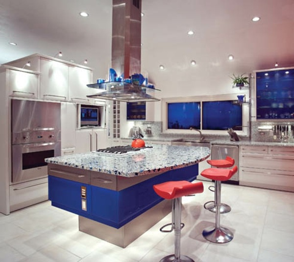 kuchynský ostrovček bielo-modrých štvorcov