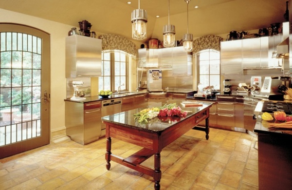 veľká kuchyňa vo vidieckom štýle