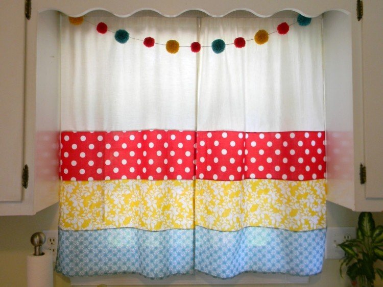 nápady-kuchynská opona-patchwork-vzor-mix-červeno-žlto-modrá