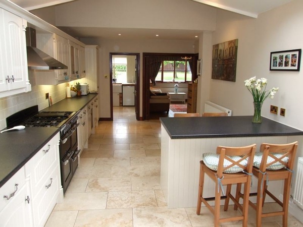 rustikálna kuchyňa v bielom vyhotovení z masívneho dreva