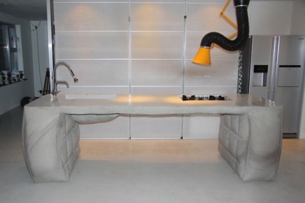 kuchynský ostrovček z liateho betónu dizajnový tvar