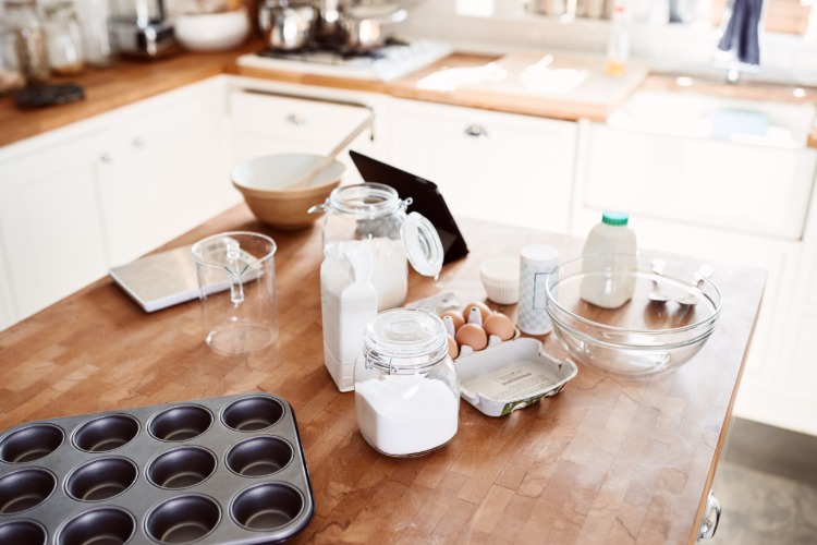 Patogénne baktérie, ako napríklad salmonela, môžu dlho prežiť na rozliatych potravinách, ako sú vajíčka