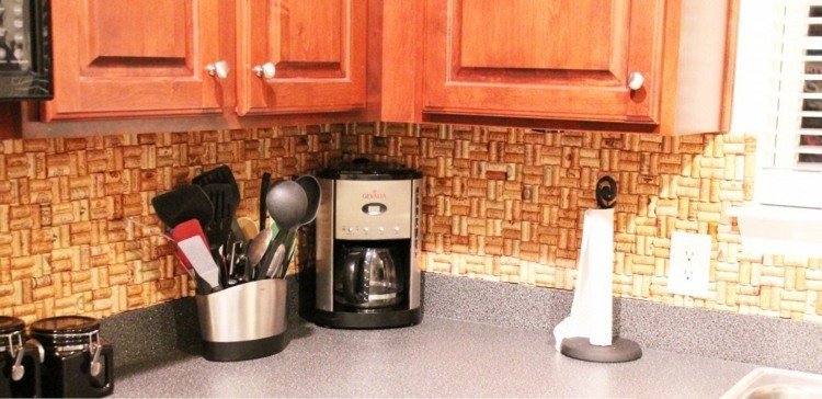 nápady kuchyňa zadná stena víno korok roh kávovar skrine interiér kuchyne