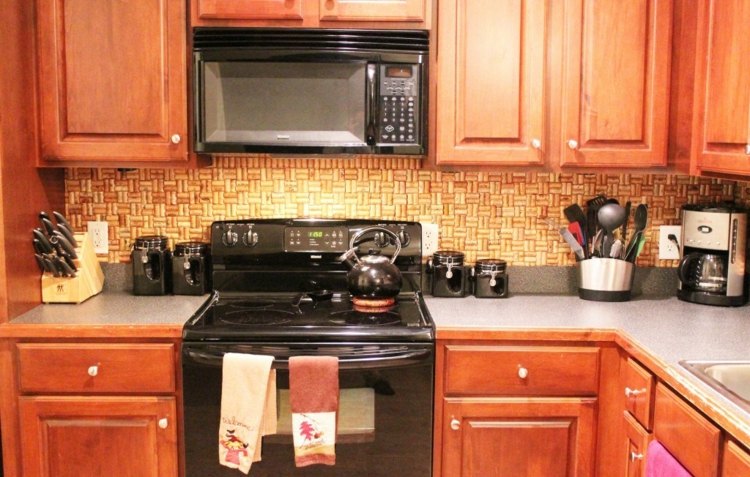 nápady kuechenrueckwand korkové fľaše na víno drevená kuchynská rúra