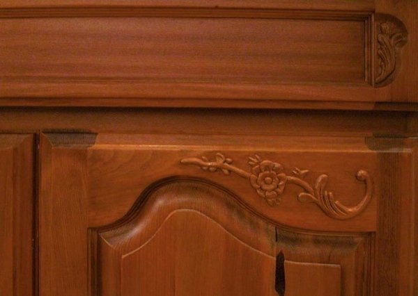 Kuchynské skrinky-ozdoba-falošné-drevorezby