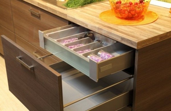 Kuchynské skrinky-osviežovač-dekorácia-zásuvky