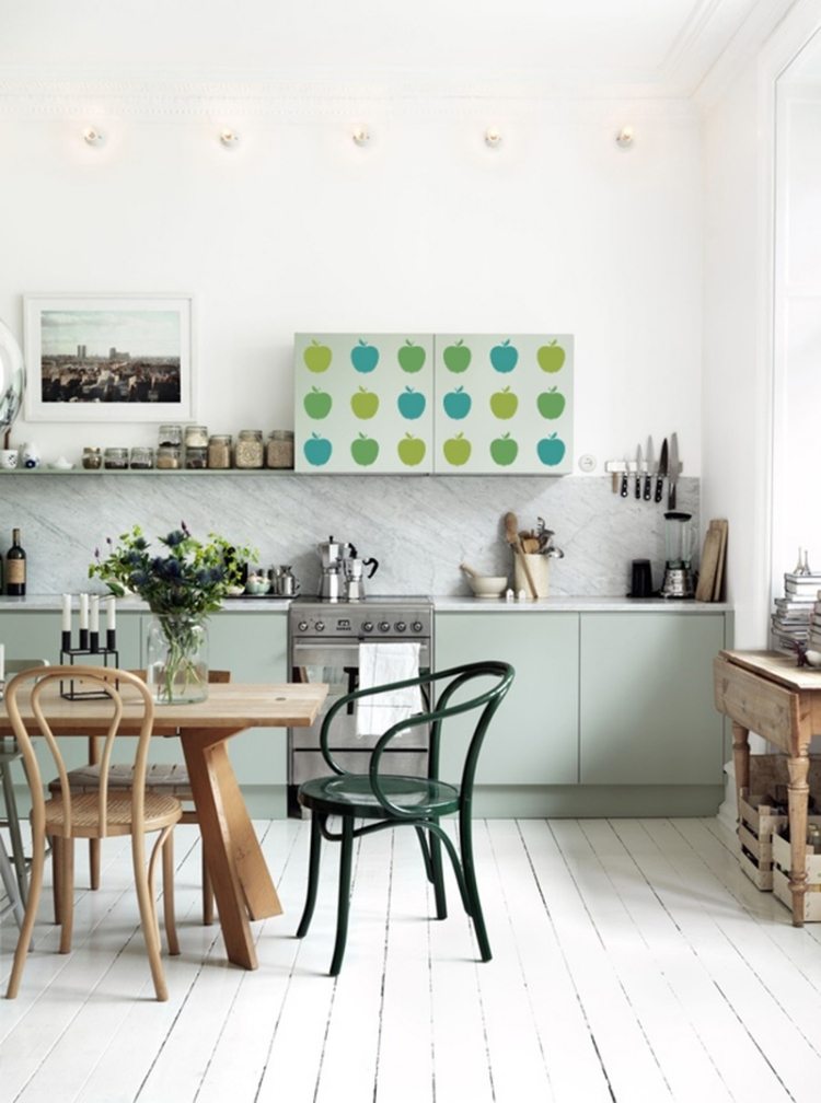 Samolepky alebo samolepiaca fólia ako akcent na kuchynských skrinkách skriňa-renovovať-nápad-nálepka-samolepka-fólia-ročník-škandinávsky-prízvuk-jablko-motívy