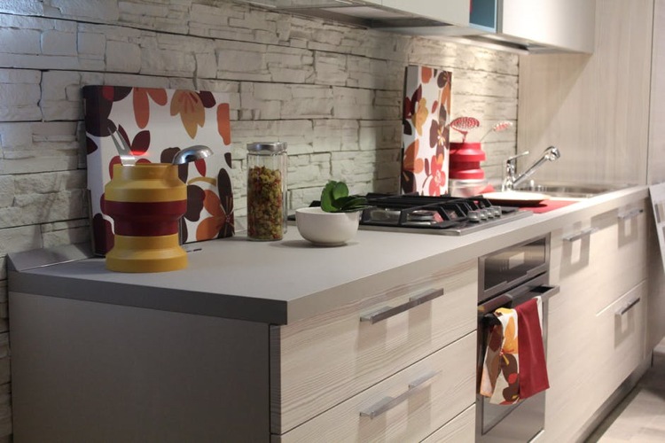 Kuchynské trendy 2019 dekorácia pultu na drevo minimalistická