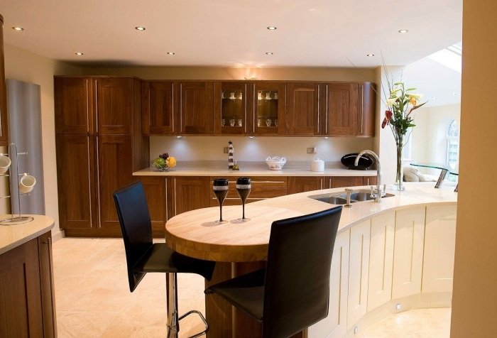 malá-okrúhla-kuchynská linka-masívna-drevo-čierna-barová stolička