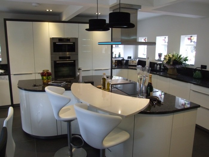 čierno-biela-kuchyňa s vysokým leskom-malá-kuchynská linka-