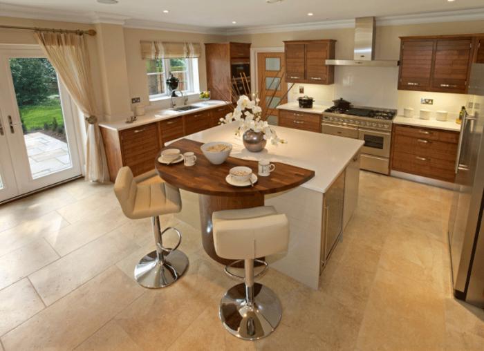 kuchynská linka polkruhová-masívna-drevo-béžová-čalúnená barová stolička