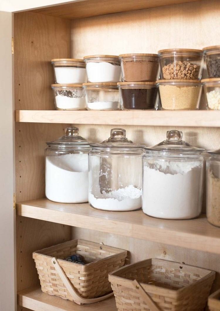 Preneste ingrediencie na pečenie a dajte ich do špajze