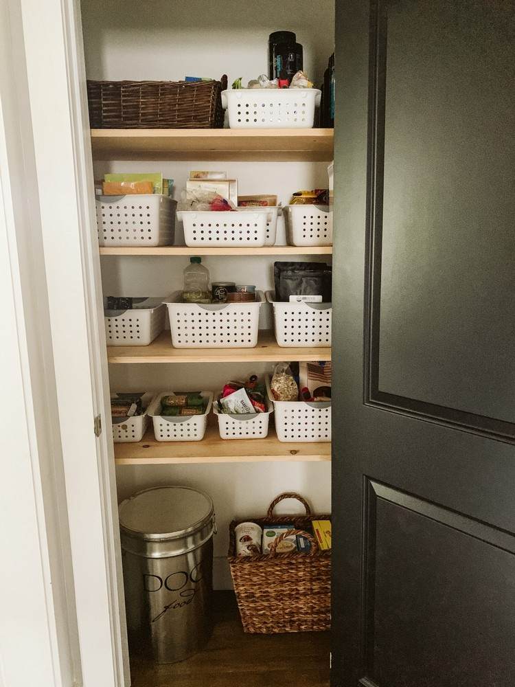 Usporiadajte úzke komory s košíkmi