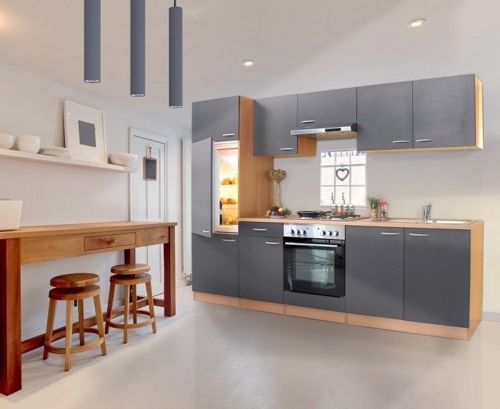 Kuchynská linka buk so sivými predkami, lesklá povrchová úprava, nerezové platne Kuchynka-buk-sivá-čelá-lesklé spotrebiče-nerezové platne