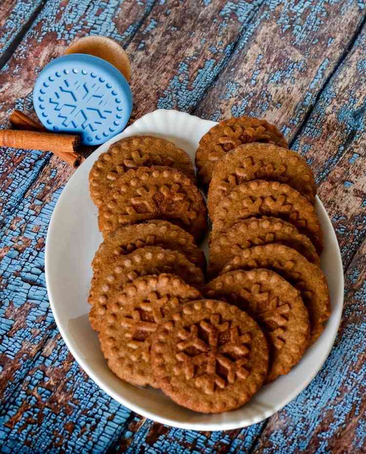 Súbory cookie zdobia snehová vločka-motív-pečivo-špekulačka