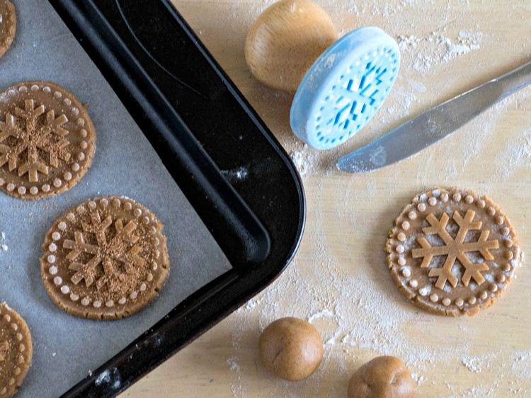 Sušienky zdobia pečiatkové pečiatky-vianoce-pečivo