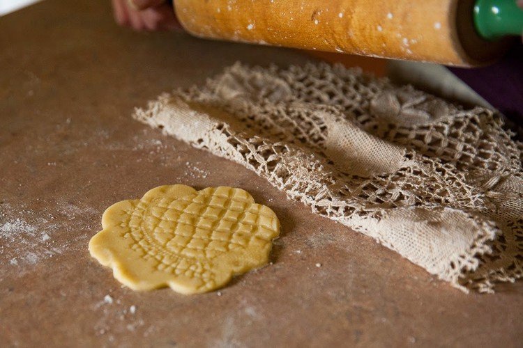 sušienky-zdobenie-čipka-motív-cookies-zdobenie-doilies