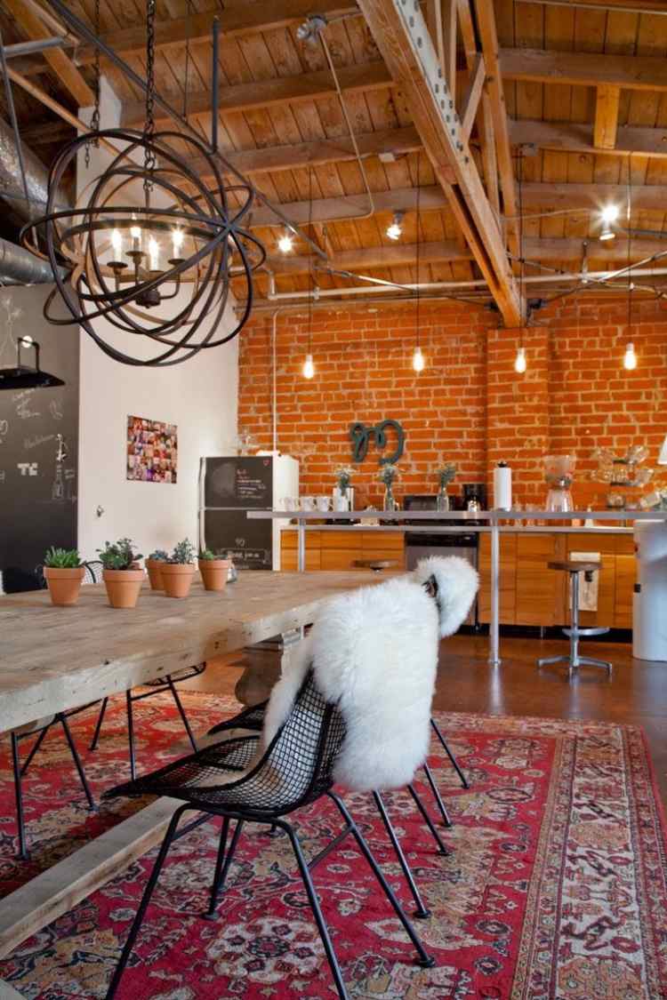 otvorená kuchyňa s podkrovím Kilimský koberec -moderný loft-otvorený-kuchynský-jedálenský-stôl-betón-priemyselný-dizajn-drevený-strešný plášť