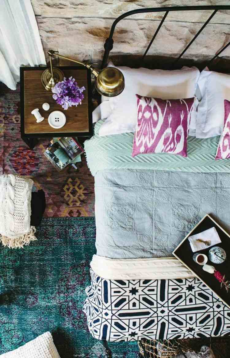 Spálňa - rôzne textílie Koberec Kilim -moderná-tyrkysovo-kamenná nástenná posteľná bielizeň-prehoz-vankúš-bielo-fialová