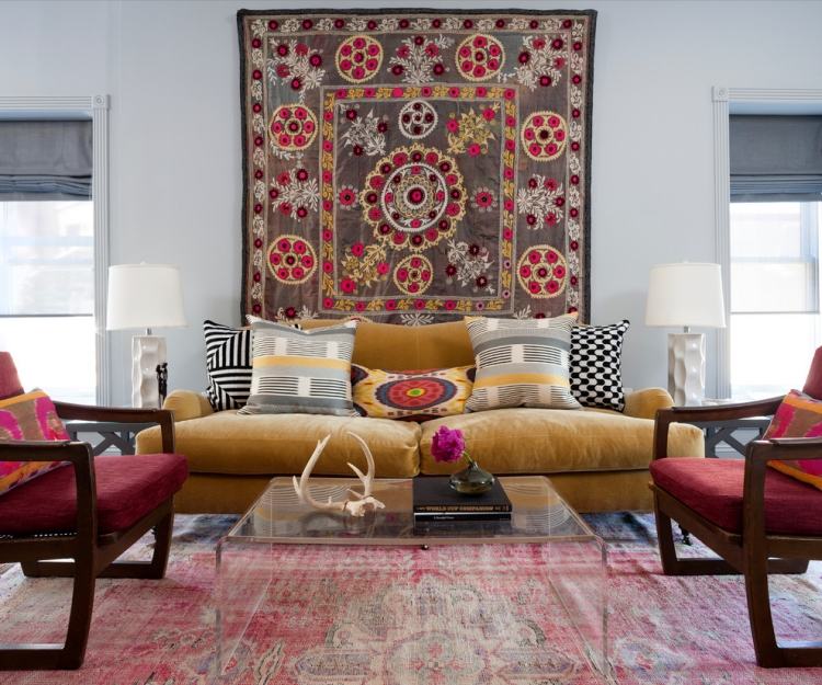 Zaveste koberec kilim ako dekoráciu na stenu Kilim-koberec-moderná-nástenná-dekorácia-sedenie-čalúnený-nábytok-horčica-červená-fialová