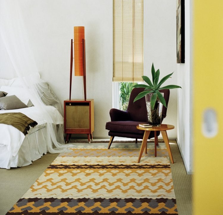Spálňa v bielej farbe so žltými akcentmi Kilim-koberec-moderná-spálňa-žlto-hnedý-vzor-kreslo-rastlina-deco-vintage
