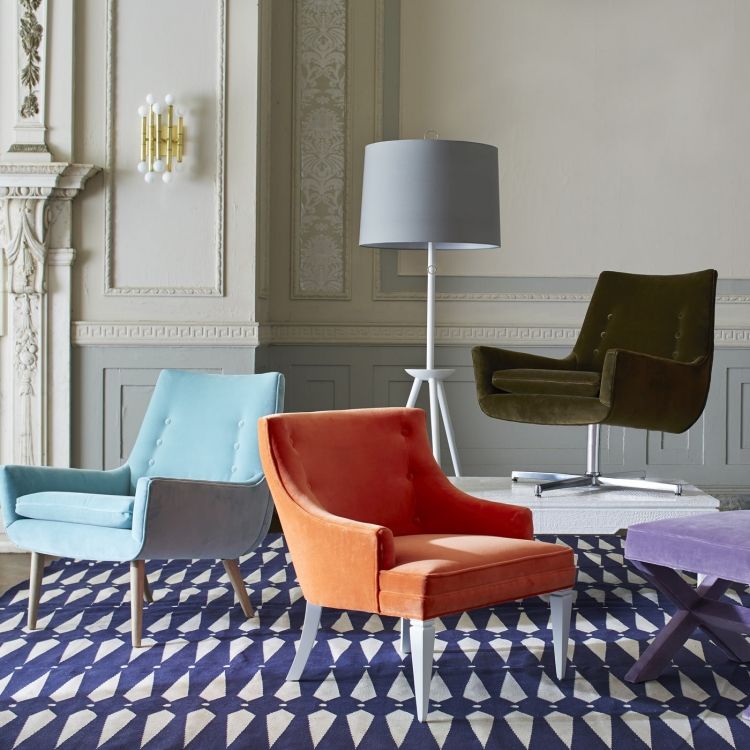 Skombinujte čalúnený nábytok s kilimovým kobercom Kilim-koberec-moderný vzor-modro-biele-čalúnené kreslo-zamat-tyrkysovo-oranžovo-štukové
