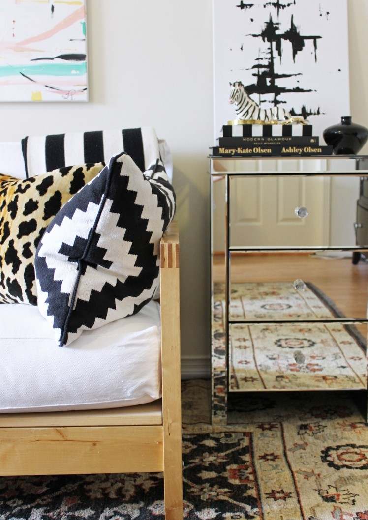 Kilimský koberec a vedľa neho komoda s reflexnými prednými stranami Kilim-koberec-moderné-vankúše-sedenie-komoda-zrkadlo-reflexná dekorácia-čierno-biela