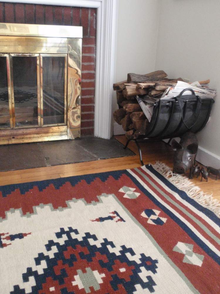Koberce Kilim majú prírodné farby Kilim-koberec-moderný-krb-modro-červeno-biela-motívy-vzor-biela-stena-kov