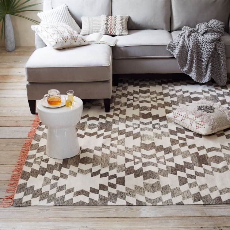 Skombinujte svetlo sivý gauč s čiernobielym kilimovým kobercom Kilim-koberec-moderný-gauč-sivá-čierna-biela-vankúše-stropné-podlahové dosky