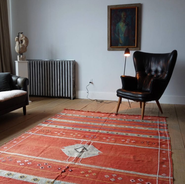 červený kilim koberec a kreslo Kilim-koberec-moderný-červený-vzor-stred-kreslo-gauč-kožené-krídlové kreslo-soška
