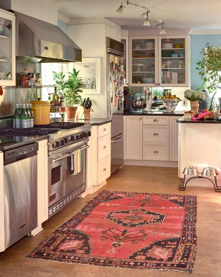 Kuchyňa vo vidieckom štýle a malý koberec kilim Kilim-koberec-moderný-bežec-kuchyňa-plynový sporák-odsávač-vidiecky-štýl-biely
