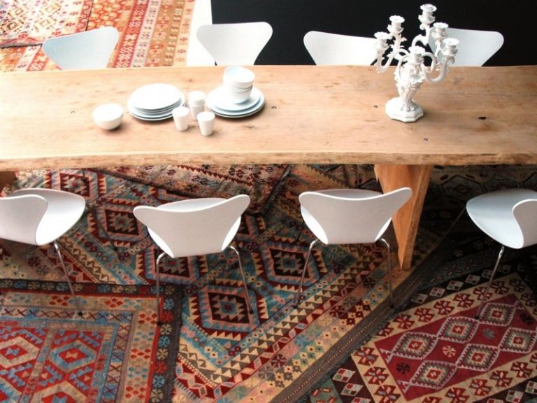Nechajte farebné koberce vládnuť! Kilimský koberec -moderný-jedálenský stôl-veľké-masívne drevené stoličky-biela-držiak na sviečky-riad