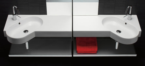 Dvojité umývadlo s akcentmi z červenej látky Dvojdrezové akcenty z červenej látky