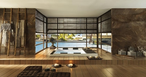 dlažba drevo vzhľad wellness kúpeľňové sviečky vírivá vaňa