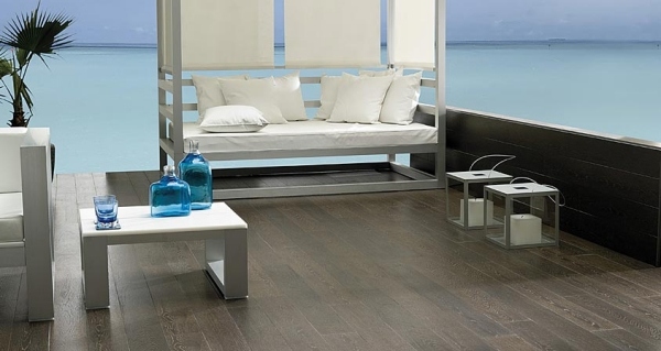 dlažba drevo vzhľad terasa baldachýn posteľové lampáše