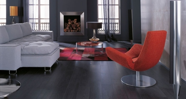 Obývacia izba s dlaždicovým nábytkom a čierno -červenými akcentmi