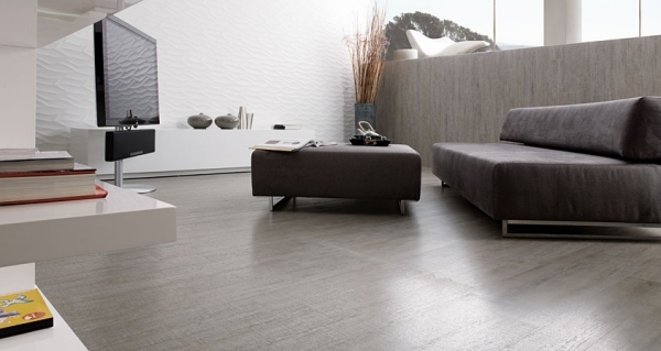 Dlaždice v dreve pôsobia porcelánovým čalúneným nábytkom do obývačky