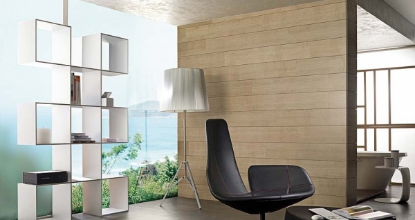 Dlaždice v drevenom vzhľade obklady na stenu, kožené kreslo