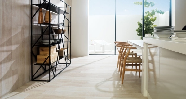 Dlaždice drevený vzhľad stena podlaha kuchyňa biela polica